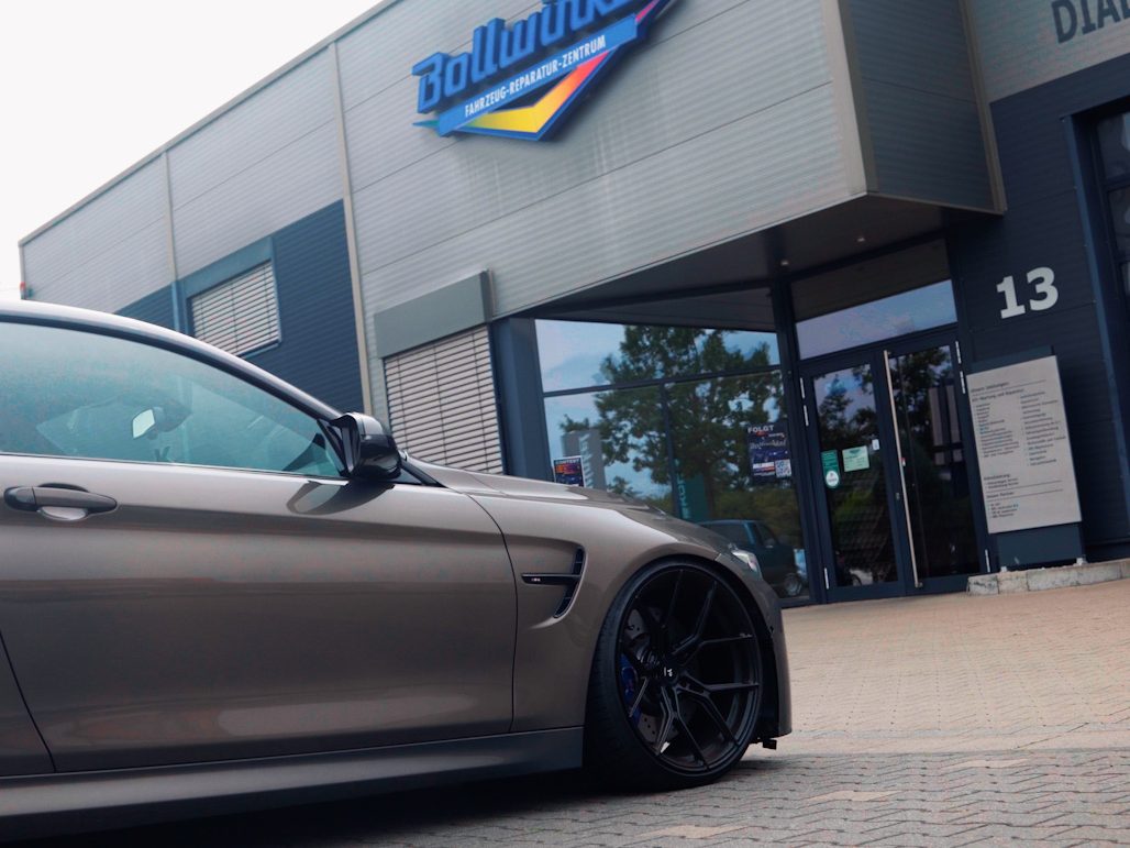 Fahrzeug-Reparatur-Zentrum Bollwinkel in Bremen mit BMW vor dem Gebäude