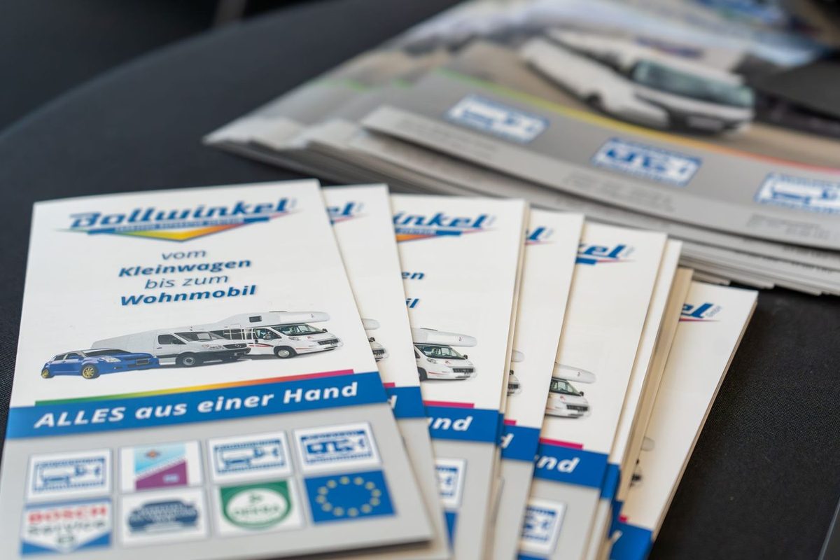 Werbeflyer für den Wohnmobil-Service von Bollwinkel auf einem Messetisch