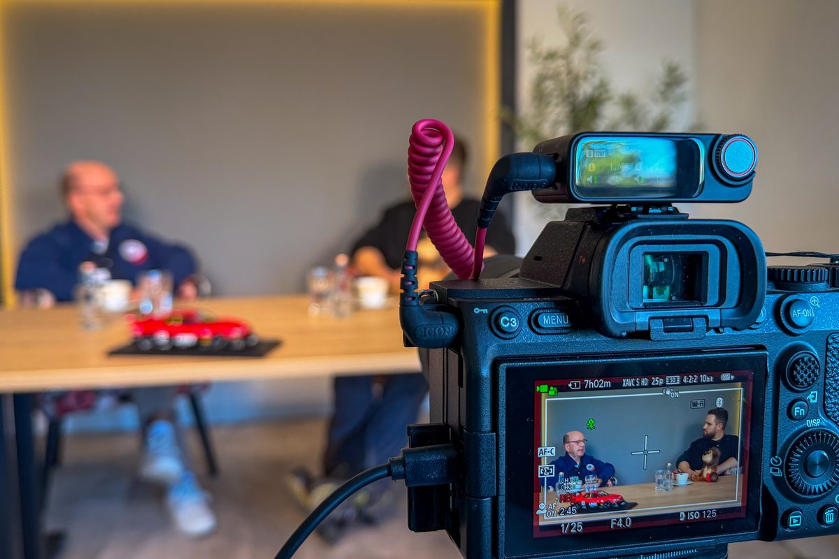 Interviewdreh bei der Werner Bollwinkel GmbH: Das Kameradisplay zeigt zwei Gesprächspartner am Tisch