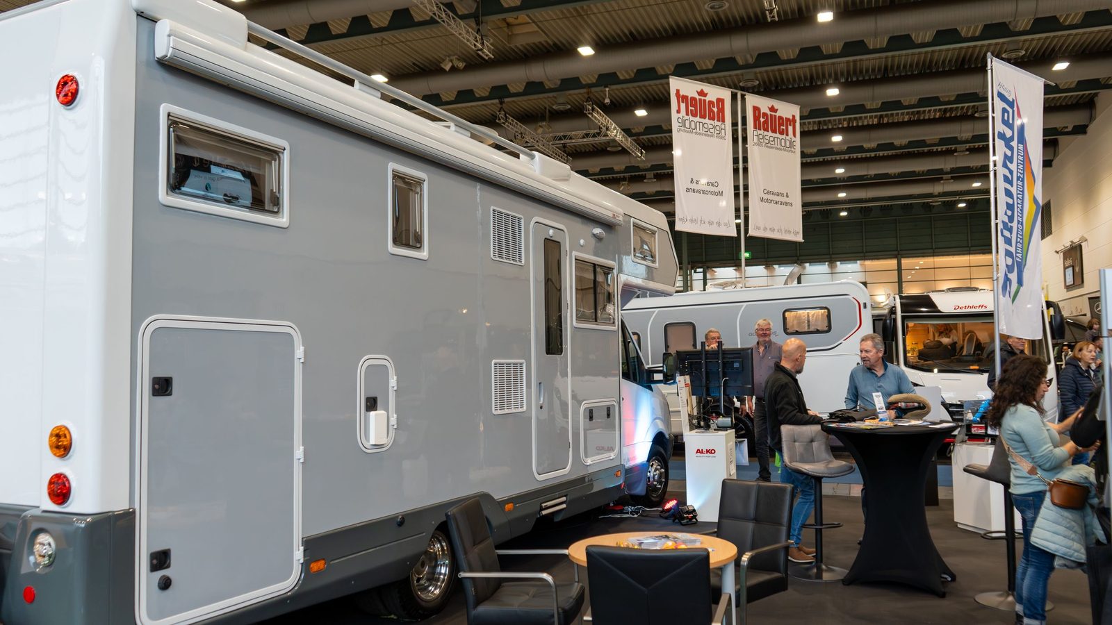Ausgestelltes Wohnmobil am Messestand von Bollwinkel