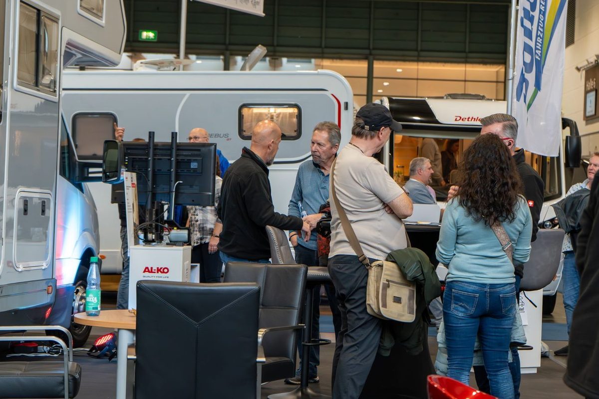 Besucher am Messestand von Bollwinkel auf der Caravan-Messe