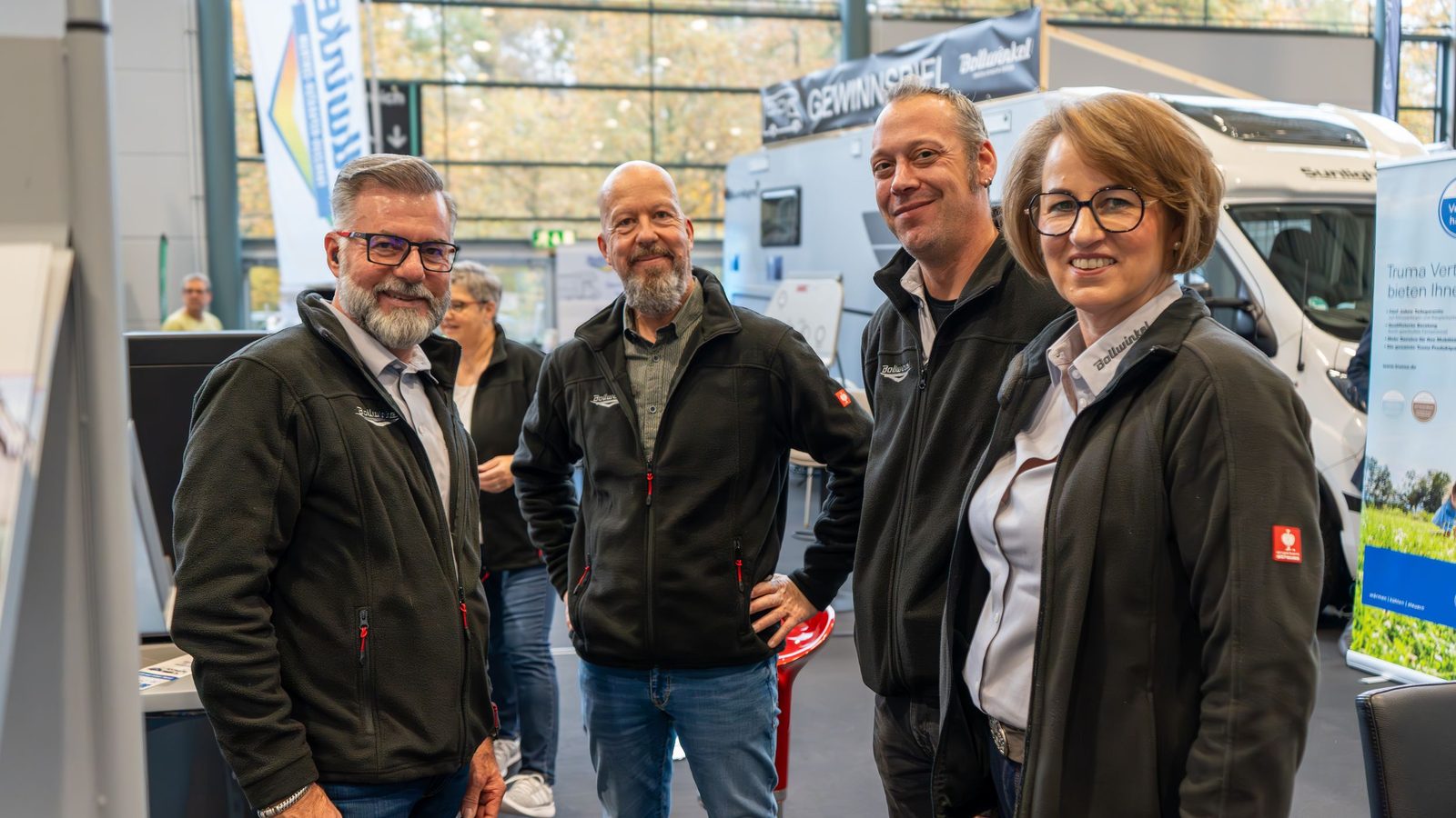 Team der Werner Bollwinkel GmbH beim Gruppenfoto auf dem Messestand in der ÖVB Arena Bremen
