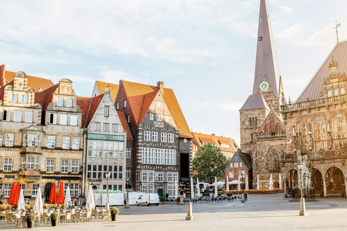 Bremer Marktplatz mit Rathaus und Kirchturm bei Sonnenschein
