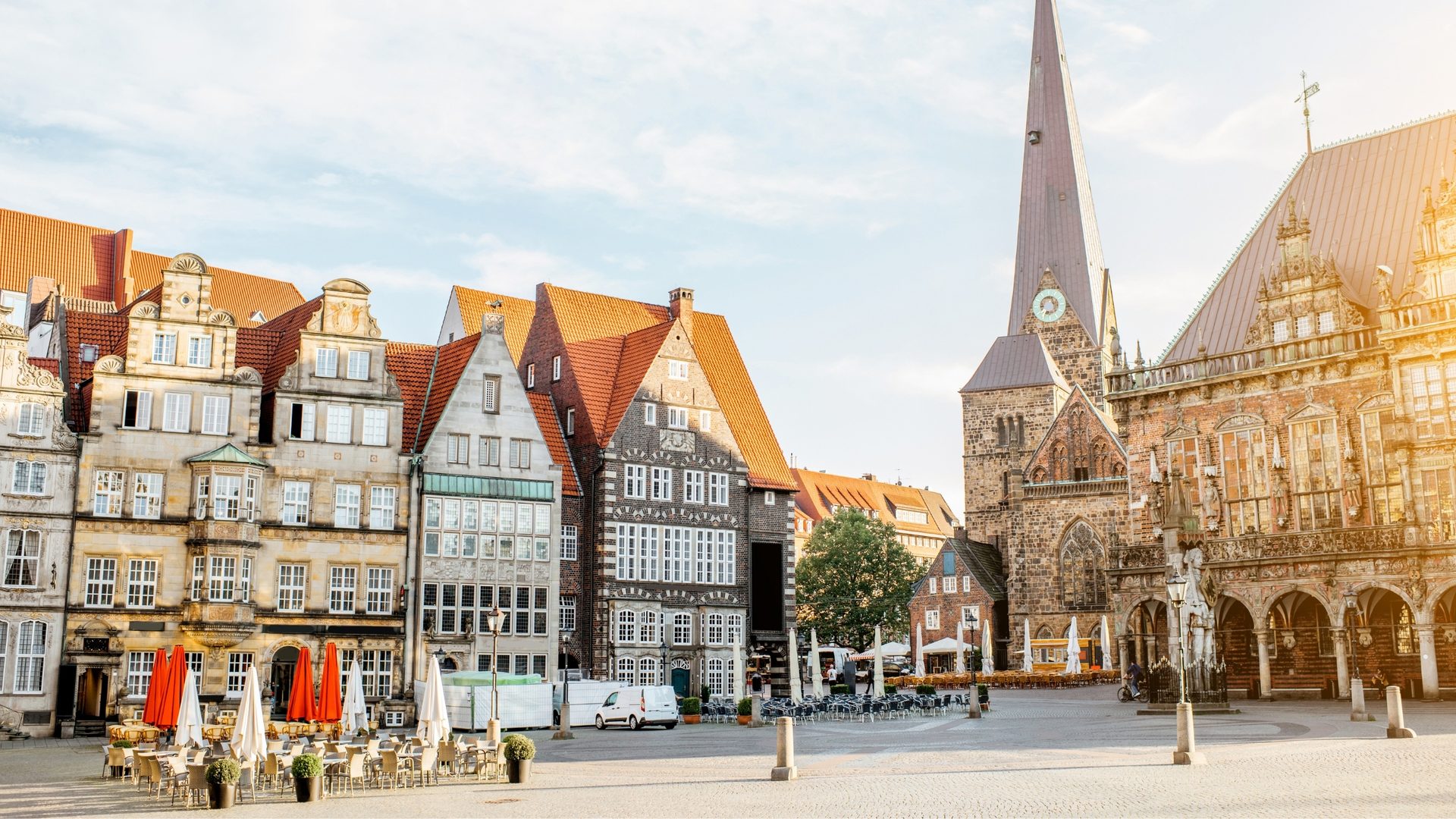 Bremer Marktplatz mit historischen Bürgerhäusern, Kirchturm und Rathaus im Abendlicht