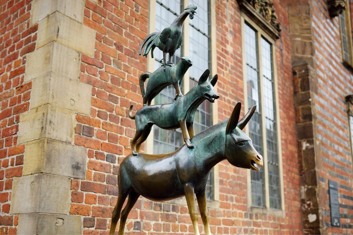 Bremer Stadtmusikanten als Bronzestatue neben dem Rathaus