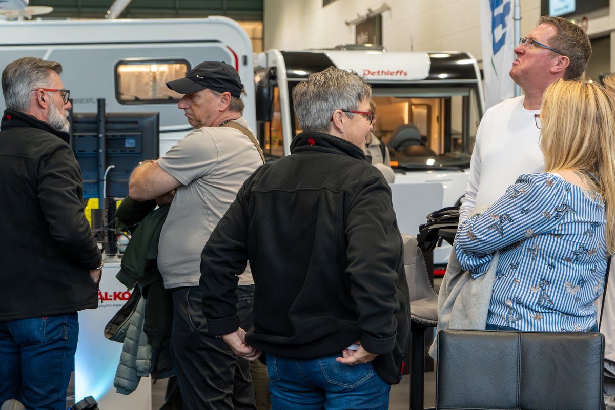 Beratungsgespräch am Messestand mit Besuchern