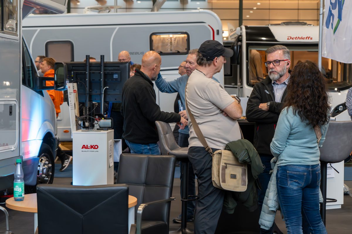 Besucher und Wohnmobile auf der Caravan-Messe, begleitet von Green Media Bremen
