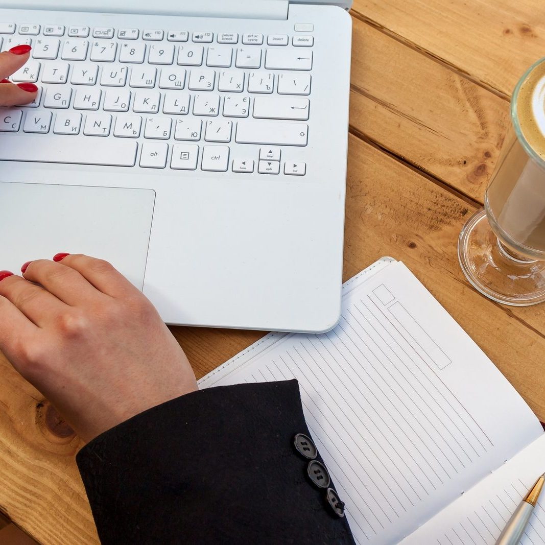 Laptop und Notizbuch bei der redaktionellen Planung eines Fachartikels