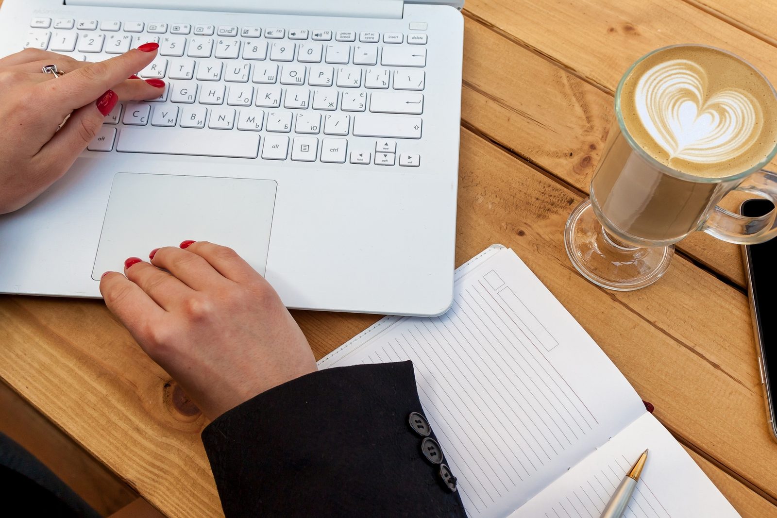Contentplanung mit Laptop und Notizbuch im Social-Media-Workshop