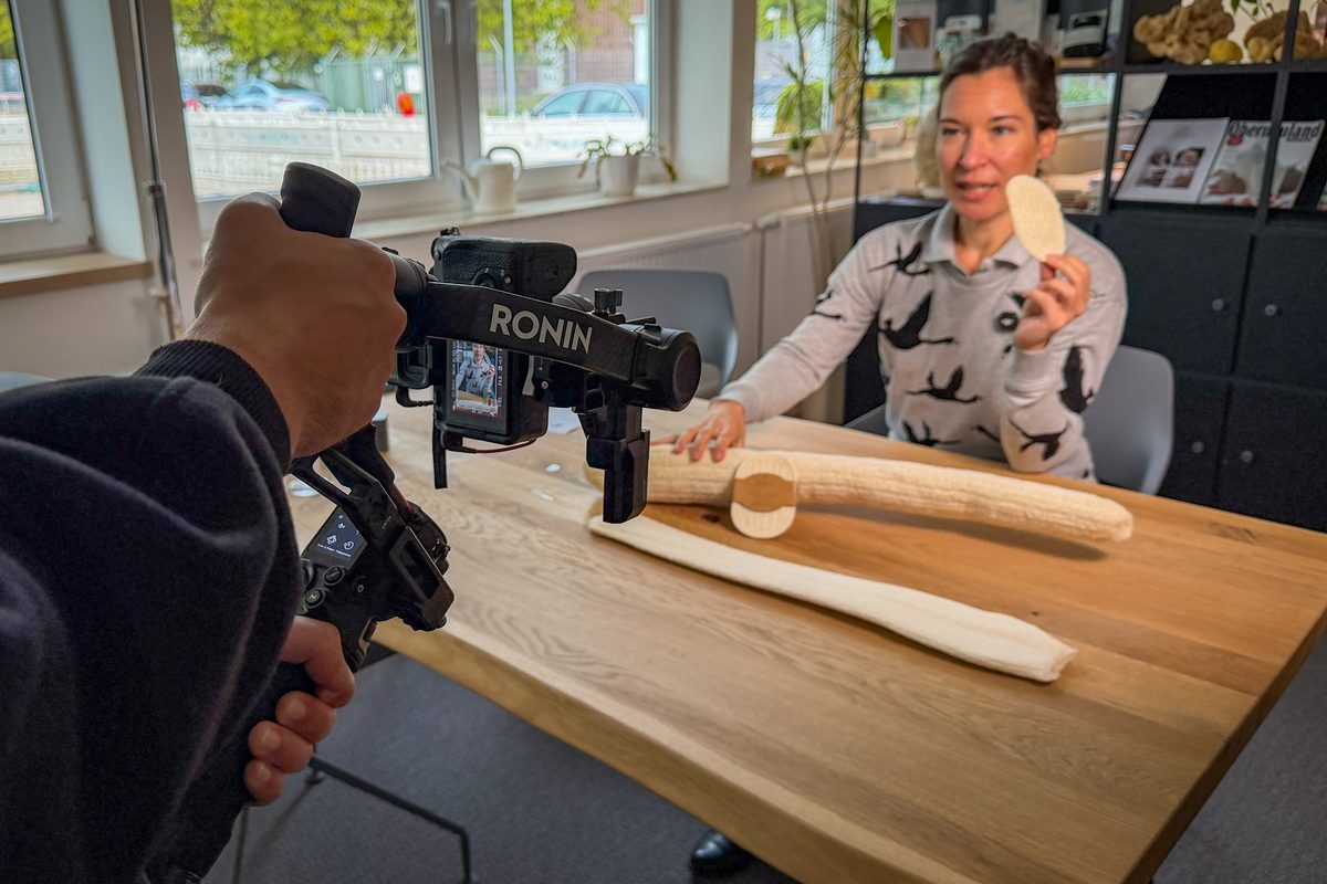Produktdreh bei Croll & Denecke: Kameramann von Green Media Bremen filmt mit Gimbal