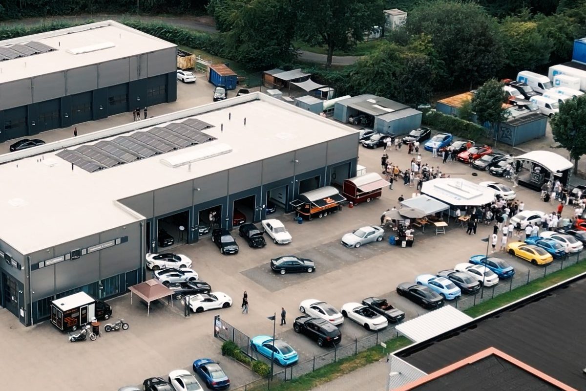 Drohnenaufnahme eines Firmengeländes in Bremen mit Fahrzeugen und Hallen