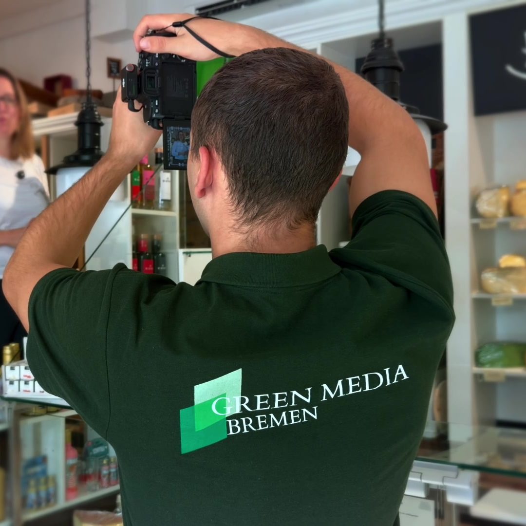 Kameramann von Green Media Bremen filmt in einem Laden für Social Media