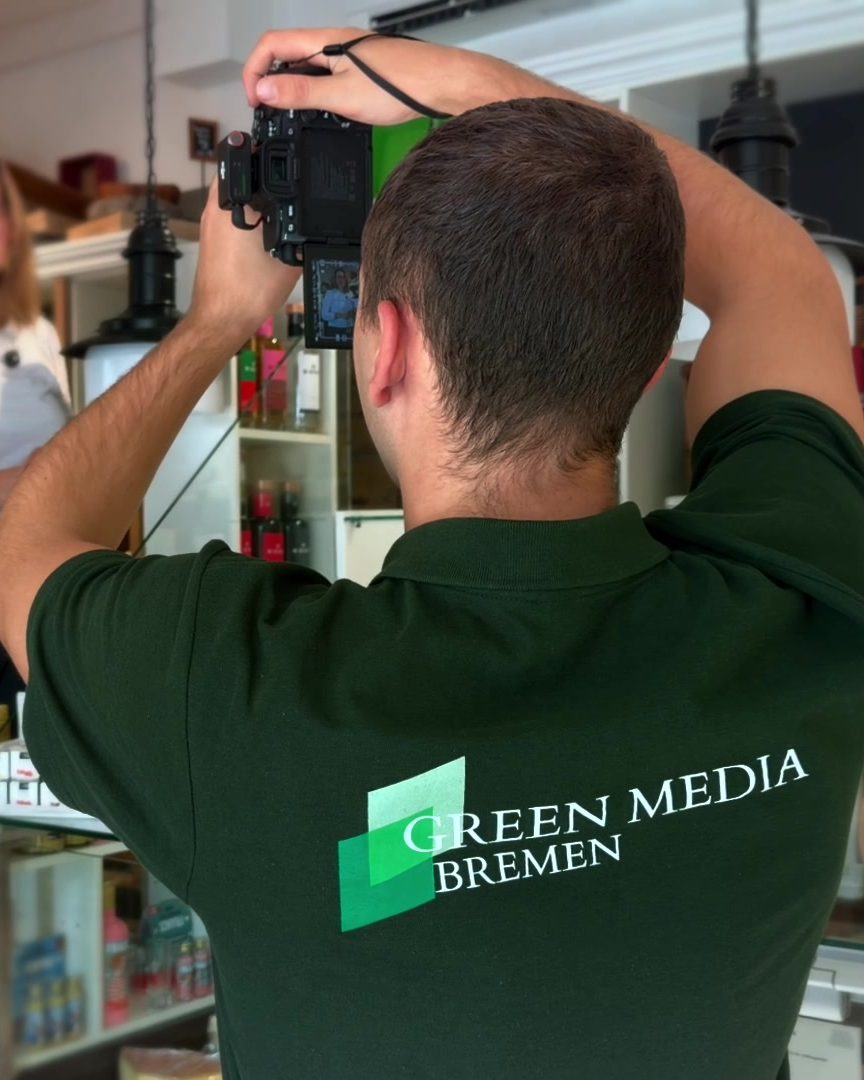 Kameramann von Green Media Bremen filmt eine Inhaberin in ihrem Laden