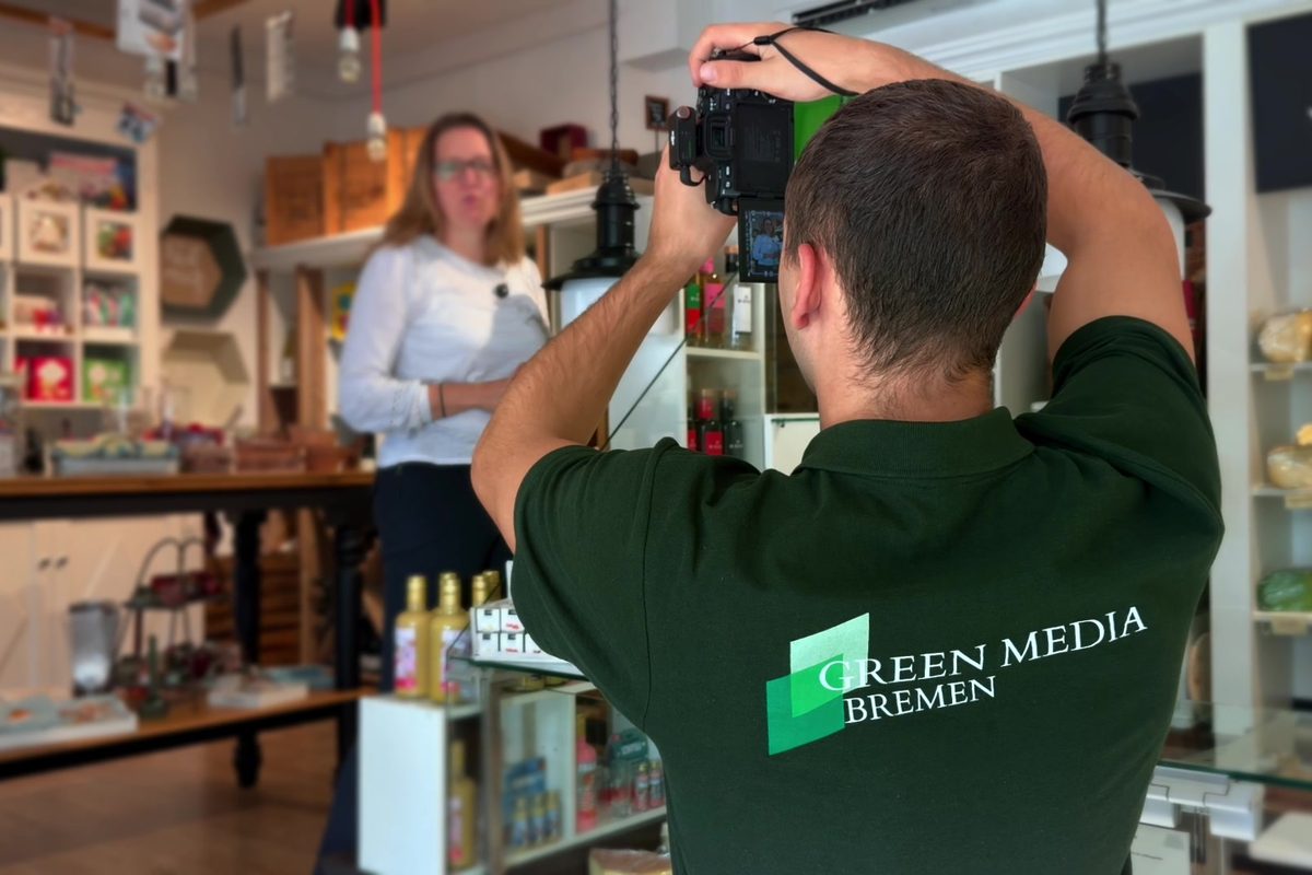 Kameramann von Green Media Bremen filmt in einem Laden