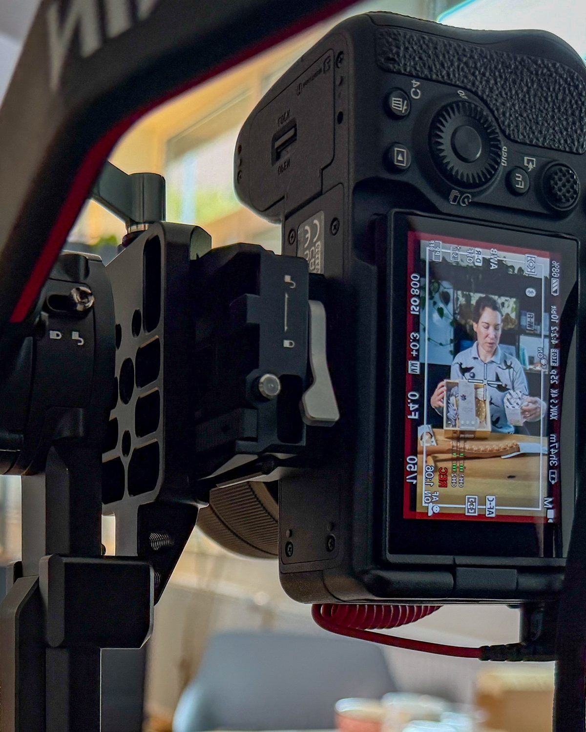 Gimbal-Kamera von Green Media Bremen beim Produktdreh, das Display zeigt die Aufnahme