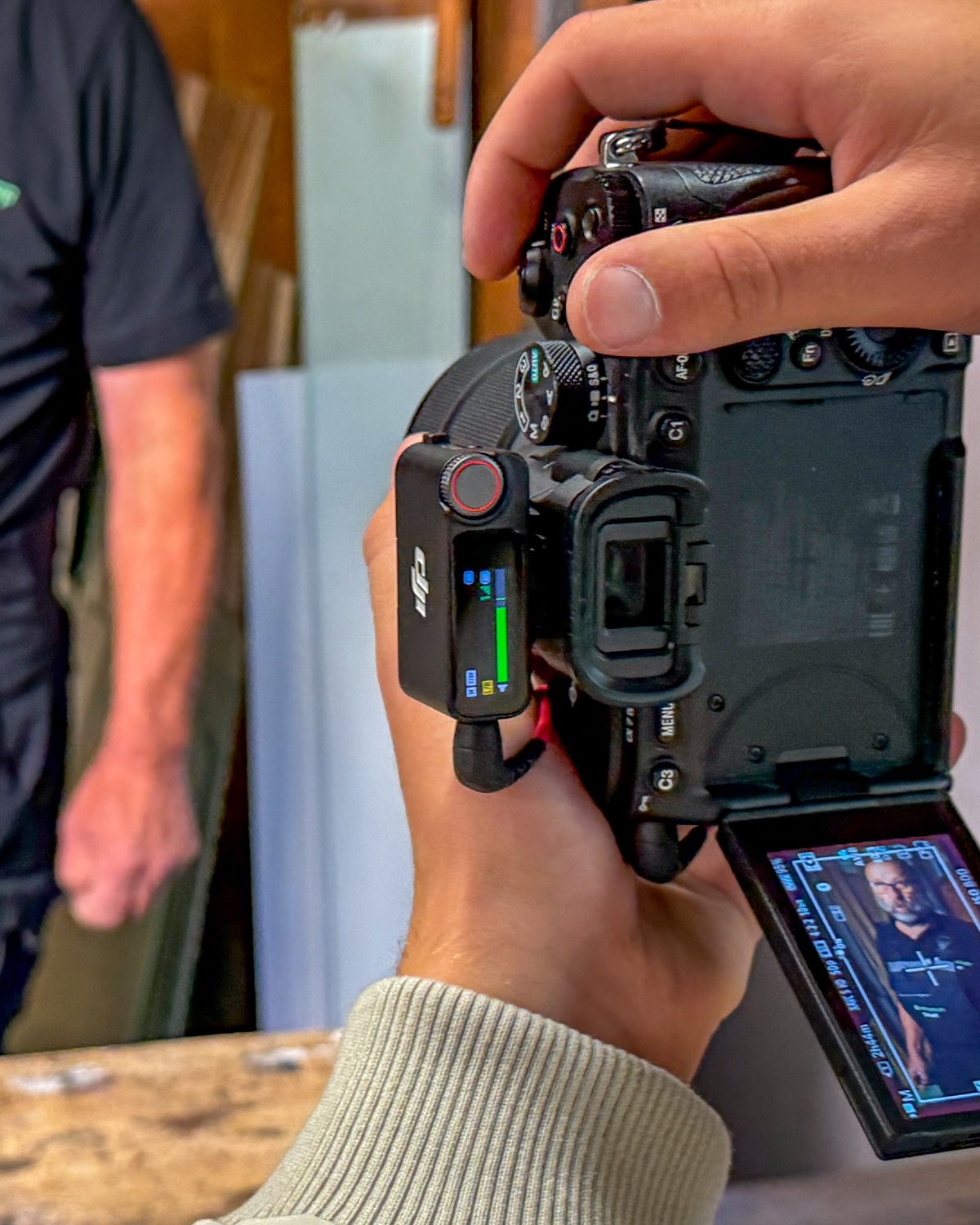 Kameramann von Green Media Bremen filmt in einer Bremer Glaserei, das Klappdisplay zeigt die laufende Aufnahme
