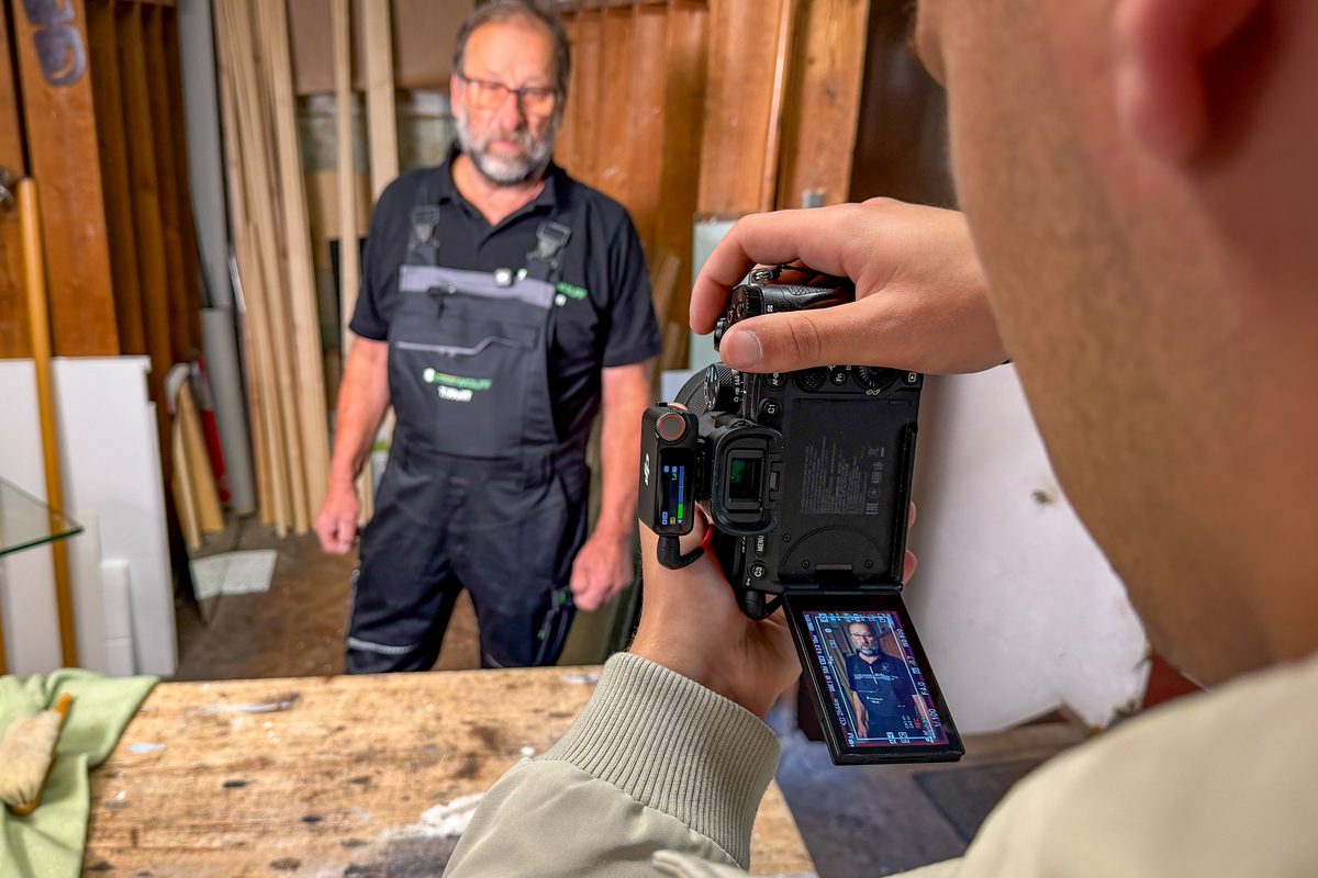 Videodreh in der Glaserei Wolff in Bremen: Kameramann von Green Media Bremen filmt den Glasermeister in der Werkstatt