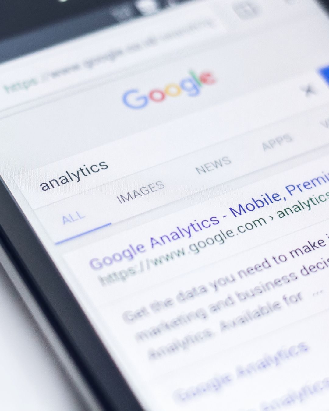 Google-Suche nach Analytics auf einem Smartphone