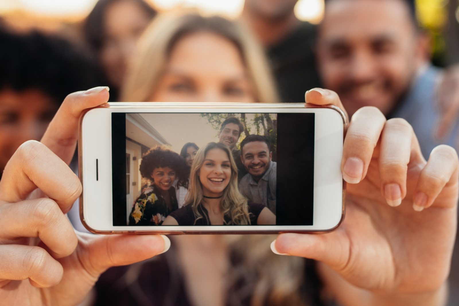Gruppe junger Menschen macht ein Selfie mit dem Smartphone