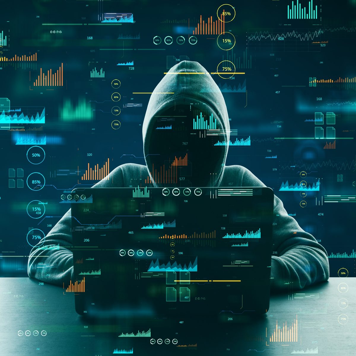 Person mit Kapuze vor einem Laptop, umgeben von leuchtenden Diagrammen: Sinnbild für einen gehackten Instagram-Account
