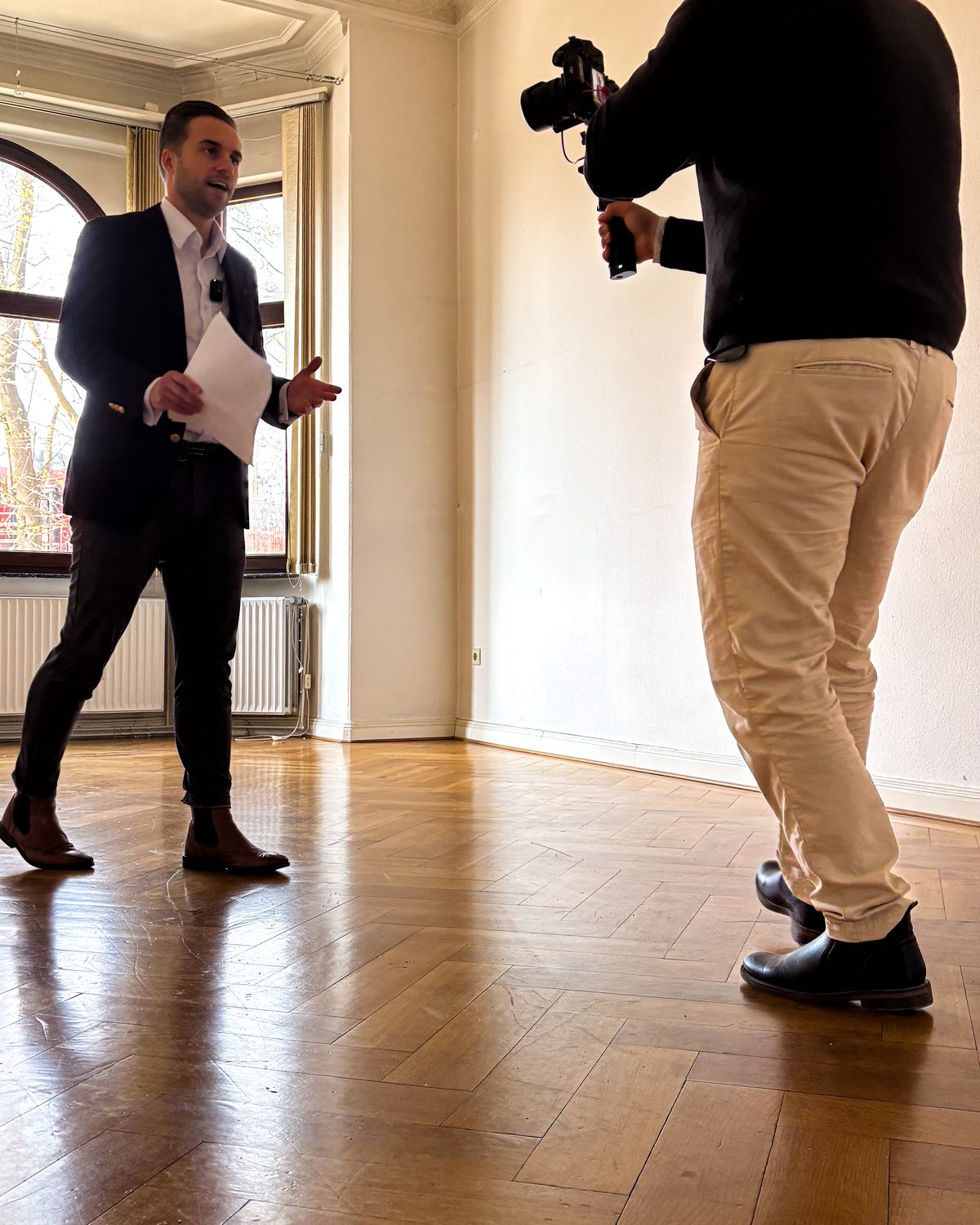 Videodreh für einen Immobilienmakler in einer leeren Altbauwohnung mit Parkett und Stuck