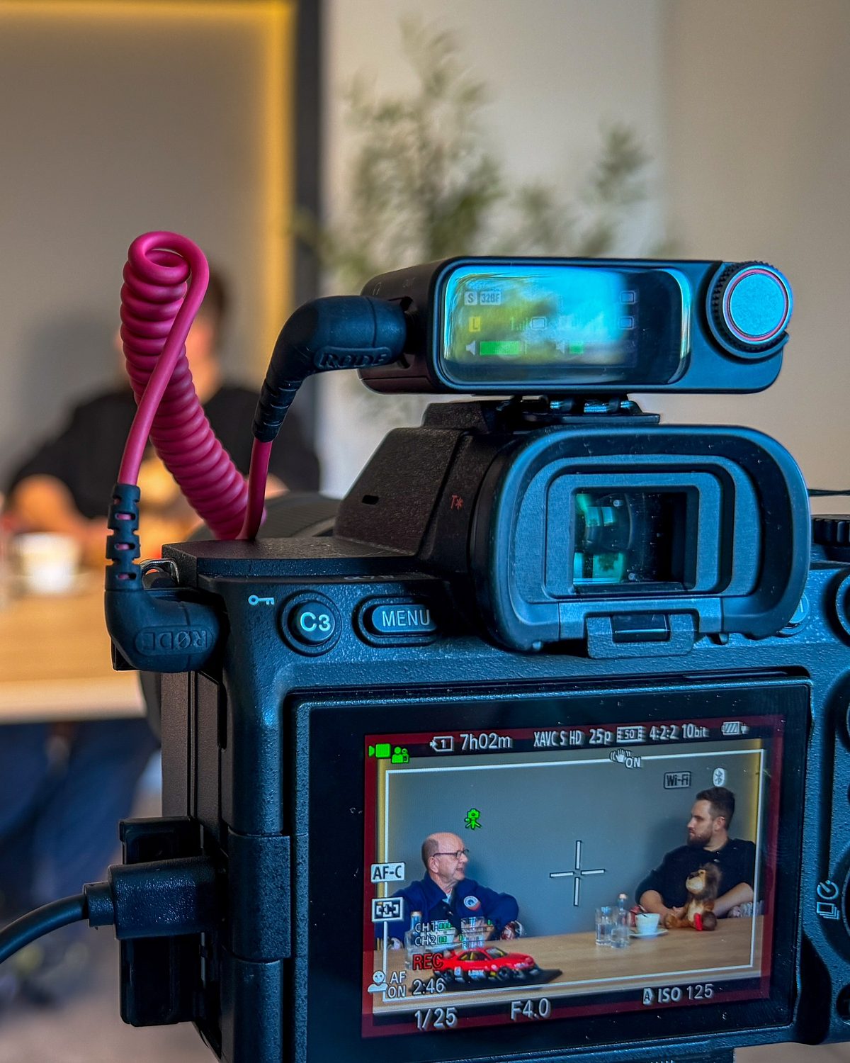 Kamera mit Monitor und Funkmikrofon von Green Media Bremen beim Interviewdreh in einem Bremer Betrieb