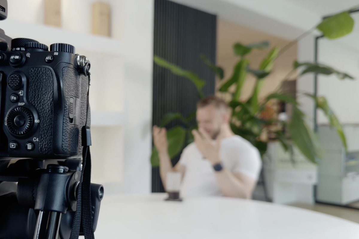 Kameradisplay beim Interviewdreh: Geschäftsführer eines Bremer Unternehmens spricht am Tisch in die Kamera