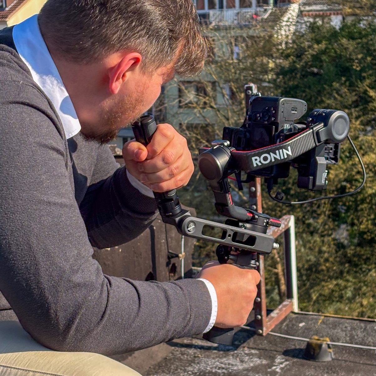 Kameramann von Green Media Bremen filmt mit Gimbal-Kamera auf einem Dach in Bremen