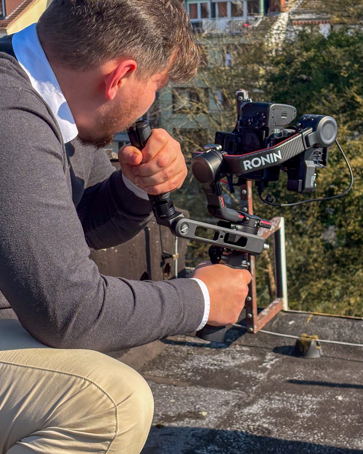 Kameramann von Green Media Bremen filmt mit Gimbal-Kamera auf einem Dach über Bremen