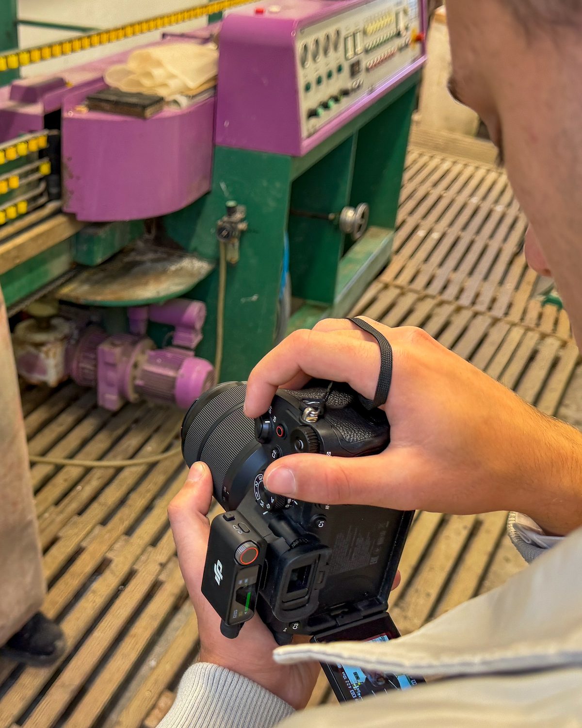 Kameramann von Green Media Bremen filmt Handarbeit in einer Bremer Glaserei