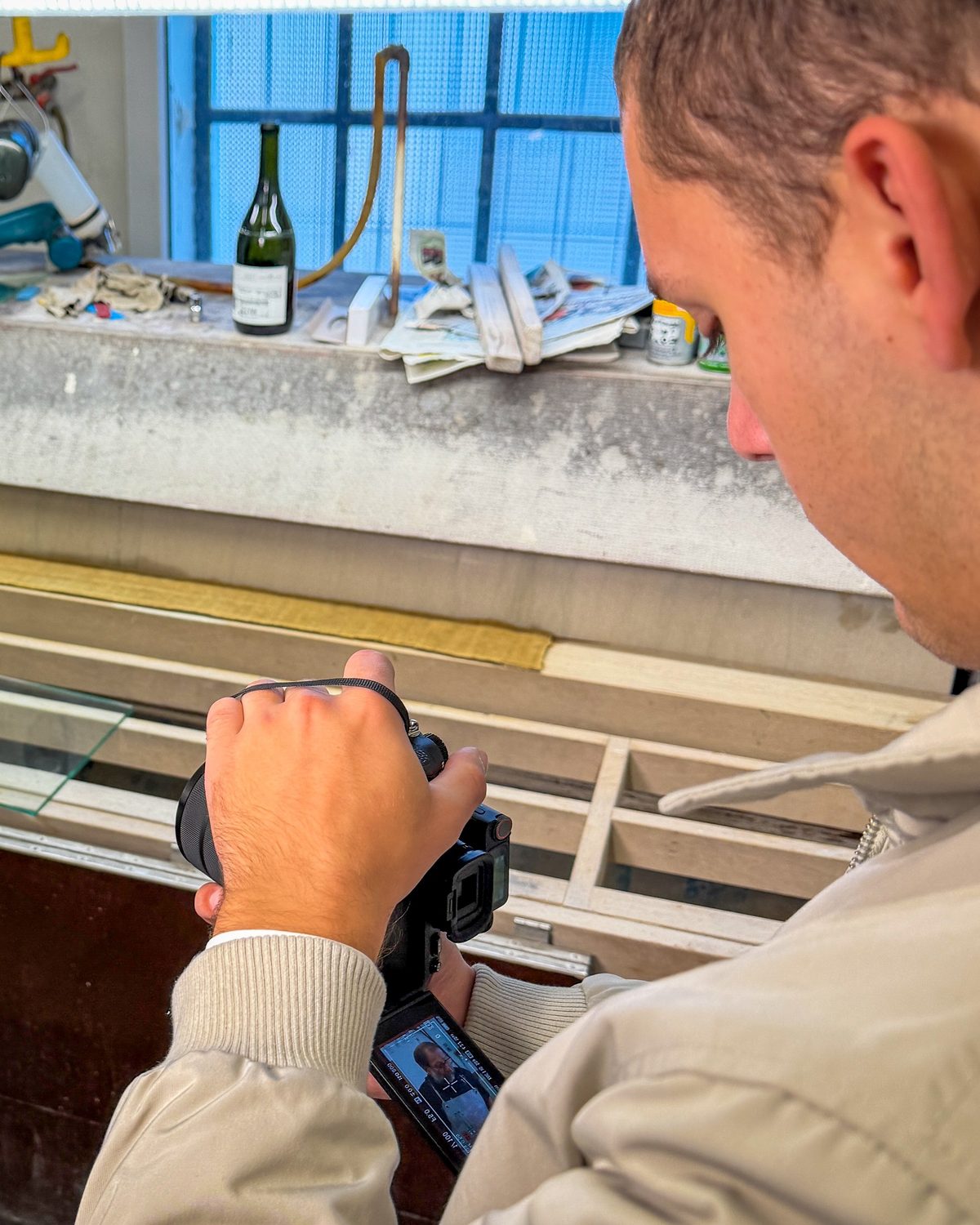Kameramann von Green Media Bremen filmt in einer Bremer Glaserei an der Schleifanlage