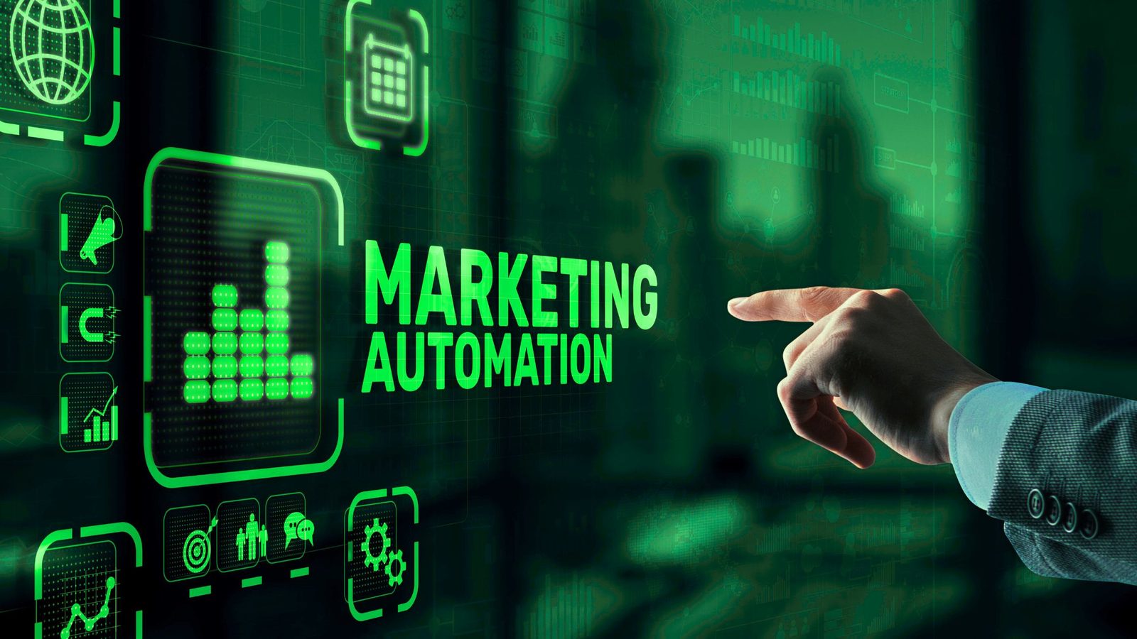 Hand zeigt auf einen großen Bildschirm mit dem Schriftzug „Marketing Automation“