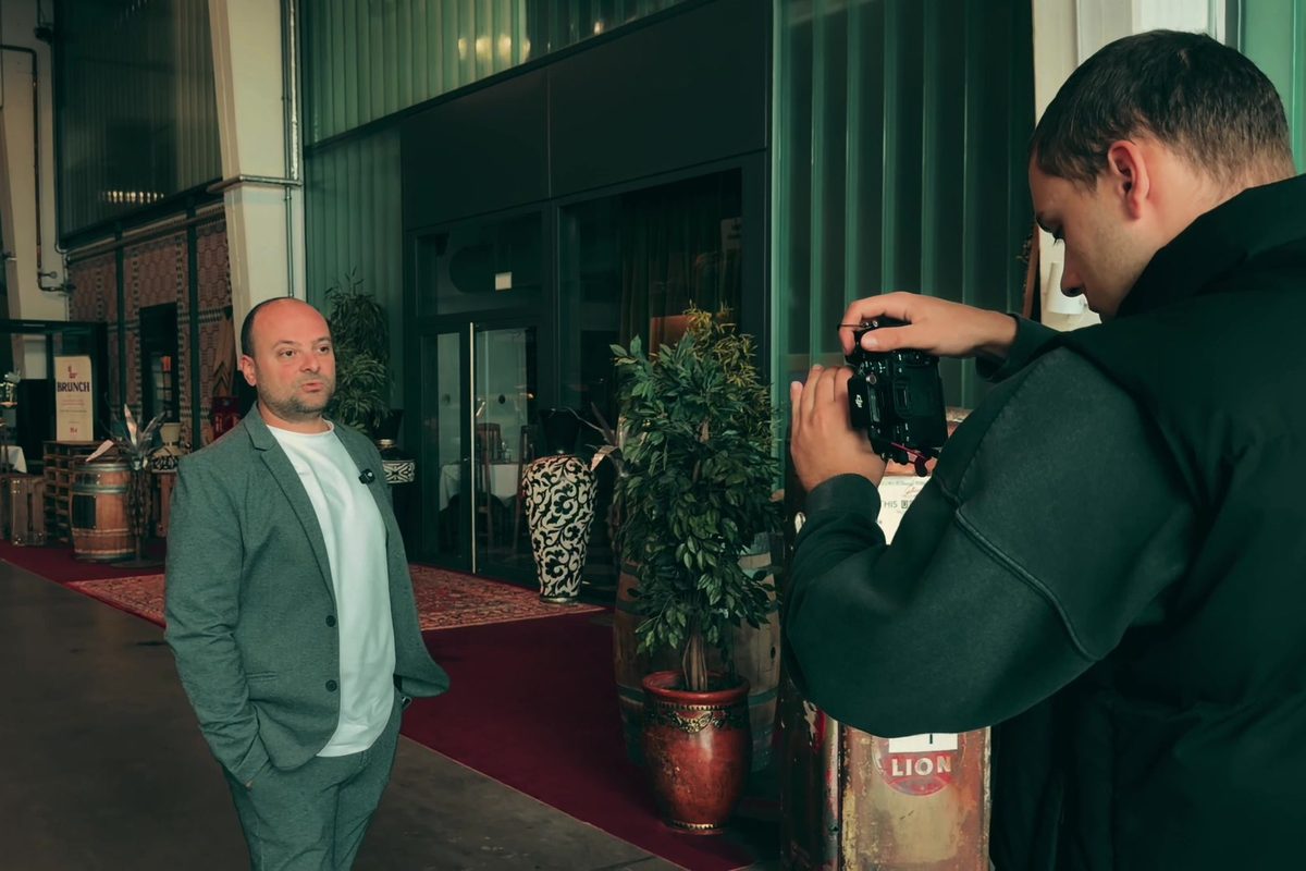 Kameramann von Green Media Bremen filmt einen Unternehmer für seine Personal Brand