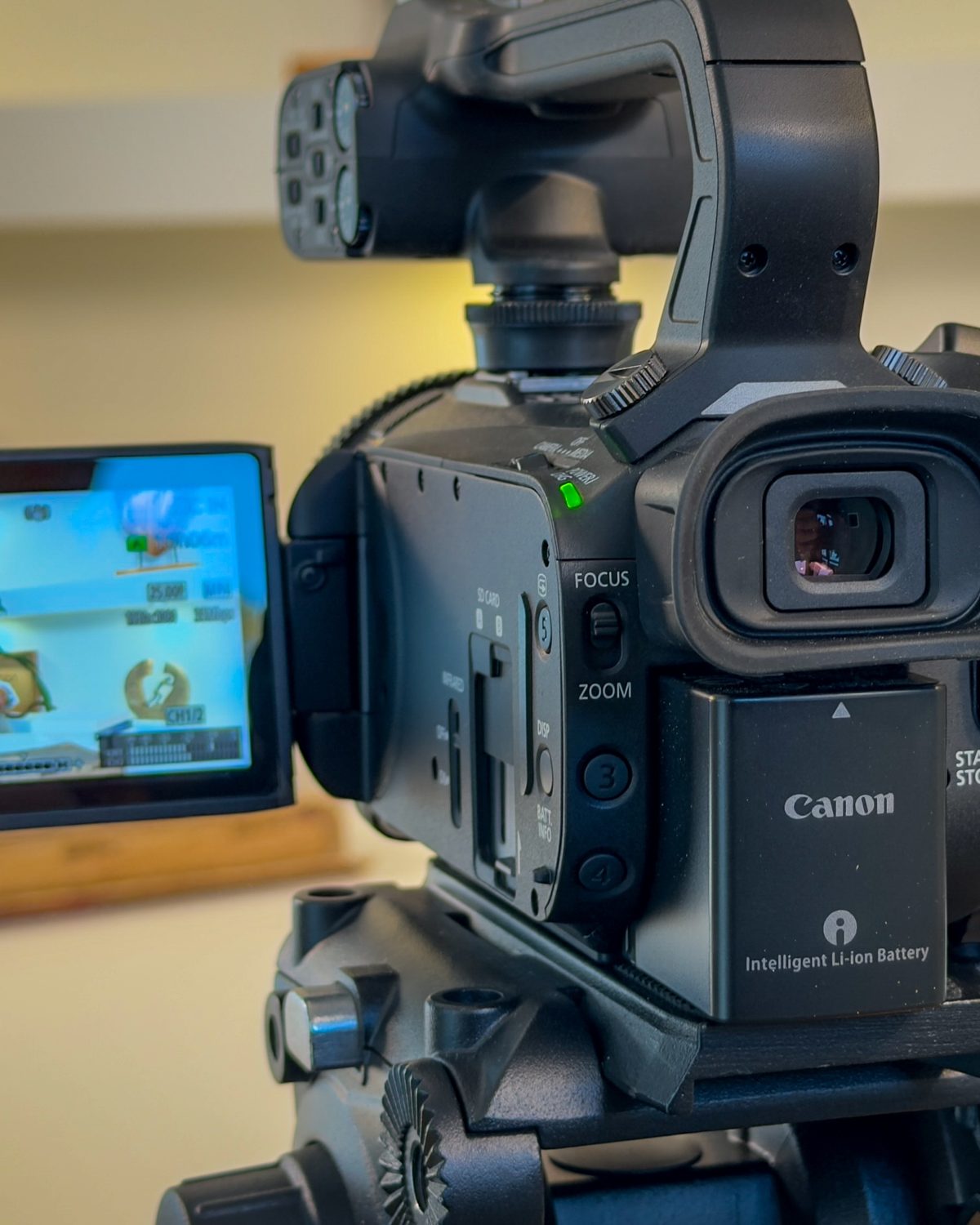 Camcorder mit Klappdisplay bei einer Podcast-Aufzeichnung