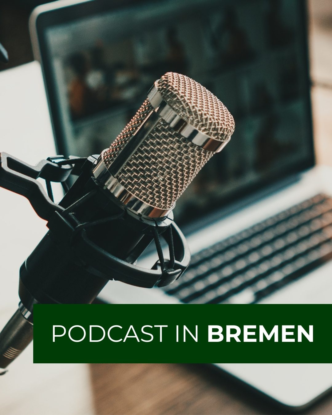 Podcast-Mikrofon vor einem Laptop mit dem Schriftzug „Podcast in Bremen“