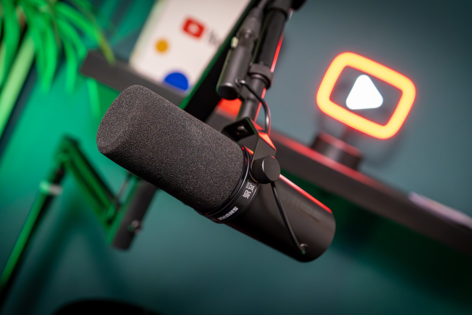 Podcast-Mikrofon vor einem Ringlicht im Aufnahmestudio