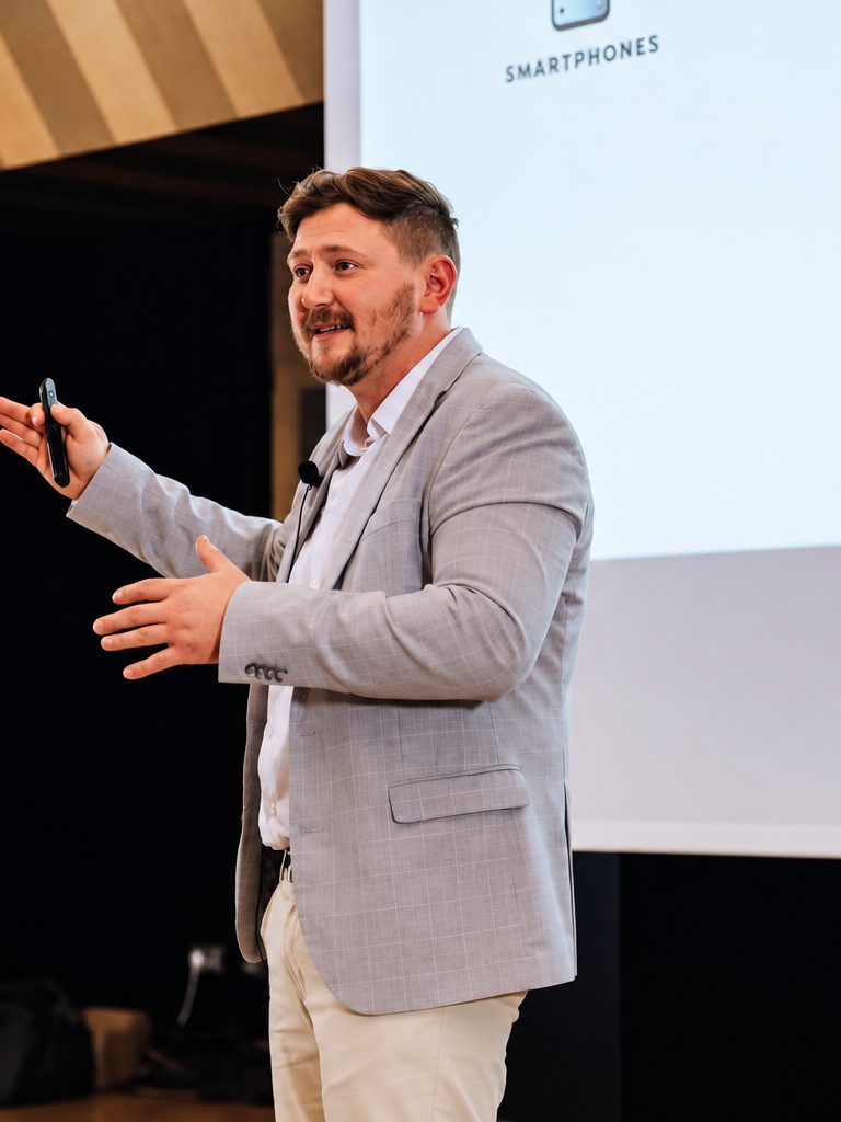 Andreas Efremov von Green Media Bremen bei einem Social-Media-Vortrag vor Publikum