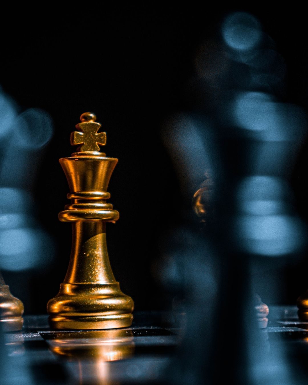Goldener Schachkönig als Sinnbild für eine klare Strategie