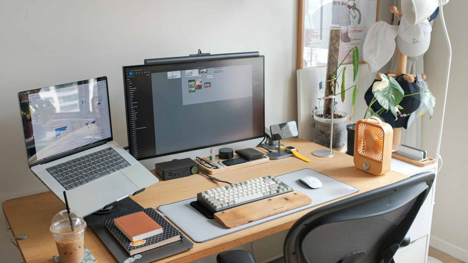 Arbeitsplatz mit Laptop und zwei Monitoren für die Auswertung von Kampagnendaten