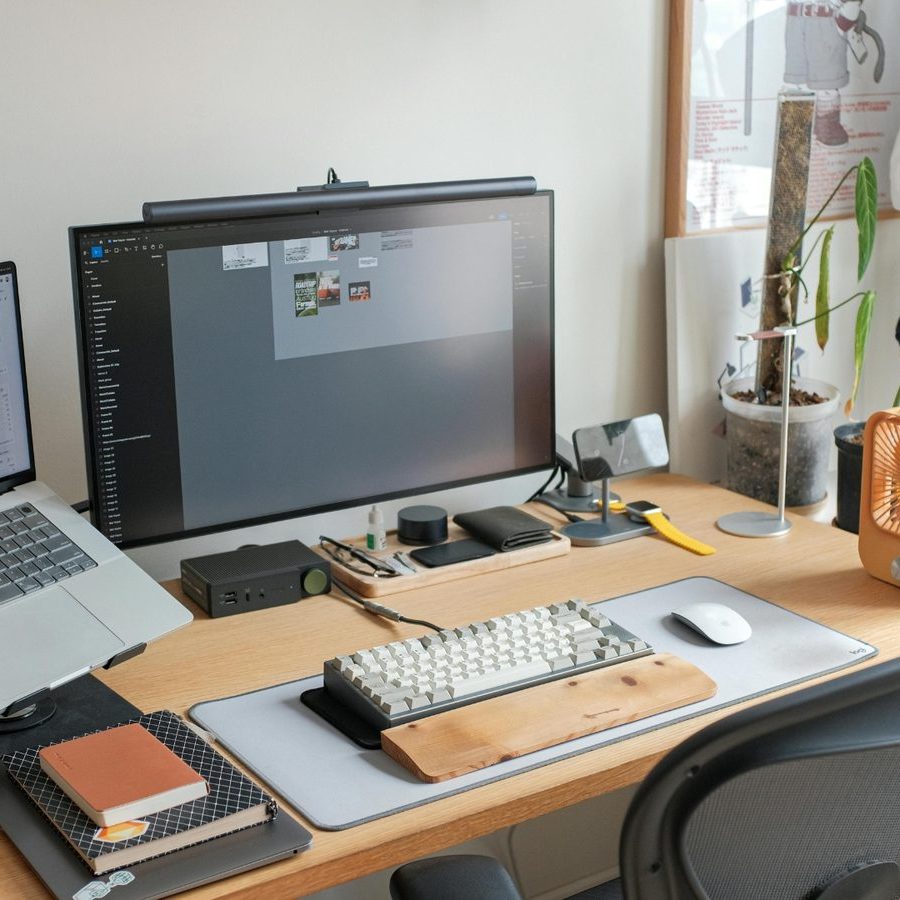 Arbeitsplatz mit zwei Monitoren, Laptop und Notizbuch bei Green Media Bremen