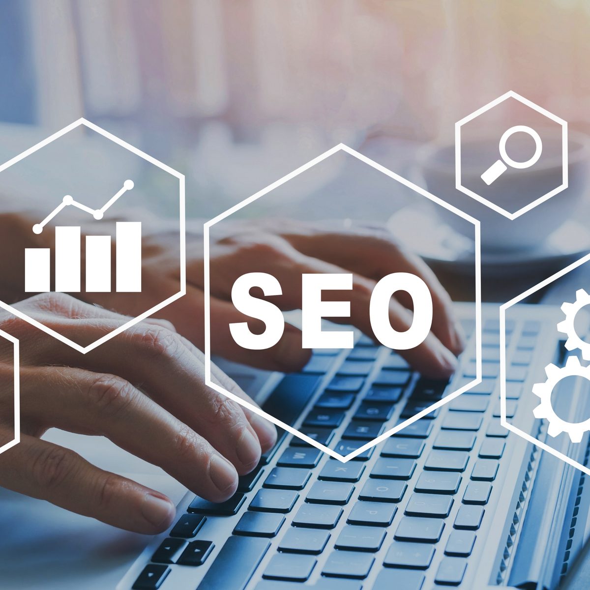 Tastatur mit dem Schriftzug SEO und Symbolen für Suche, Reichweite und Verlinkung