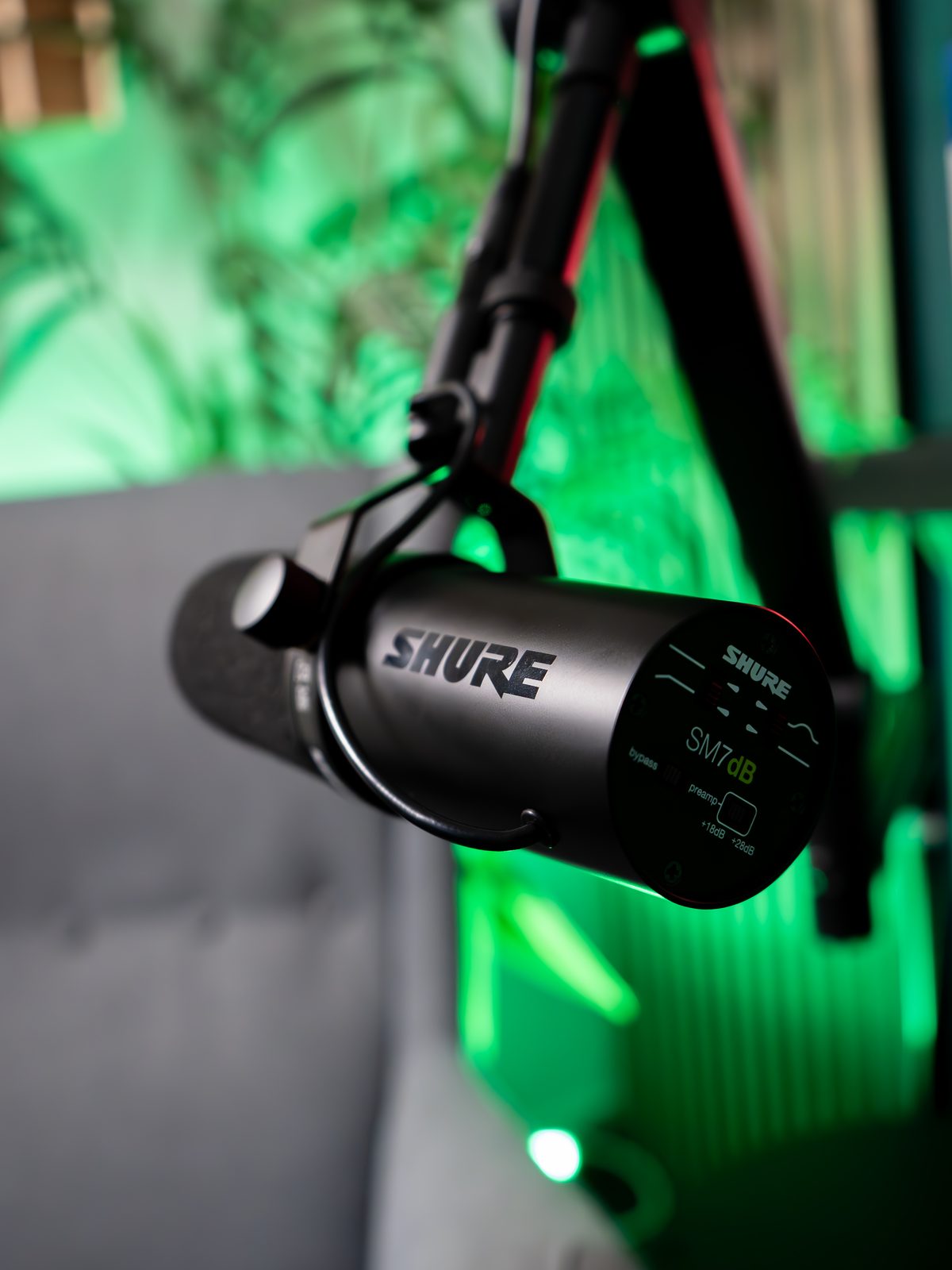 Shure SM7dB Mikrofon am Gelenkarm im Podcast-Studio von Green Media Bremen