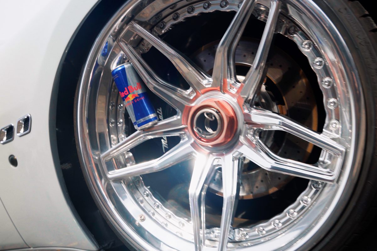 Nahaufnahme einer Sportwagen-Felge bei einem Fahrzeugdreh für ein Autohaus