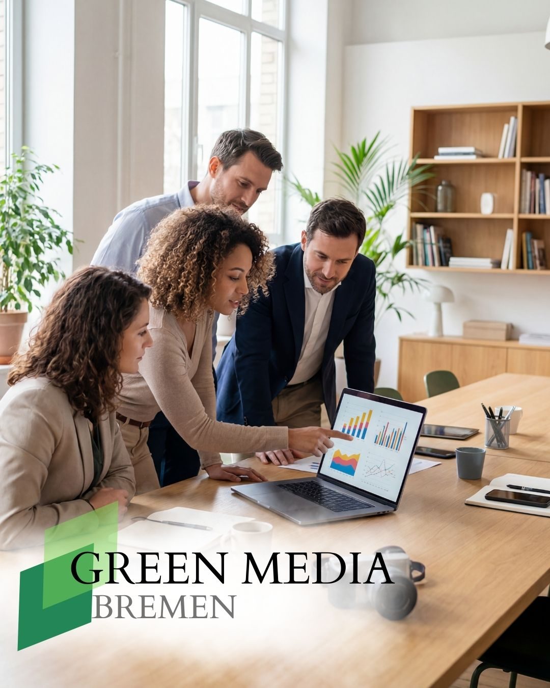 Team bespricht Social-Media-Marketing für ein B2B-Unternehmen am Laptop