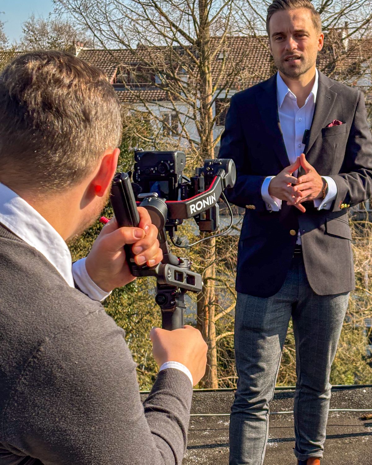 Recruiting-Video-Dreh in Bremen: Kameramann filmt einen Geschäftsführer mit Gimbal-Kamera im Freien