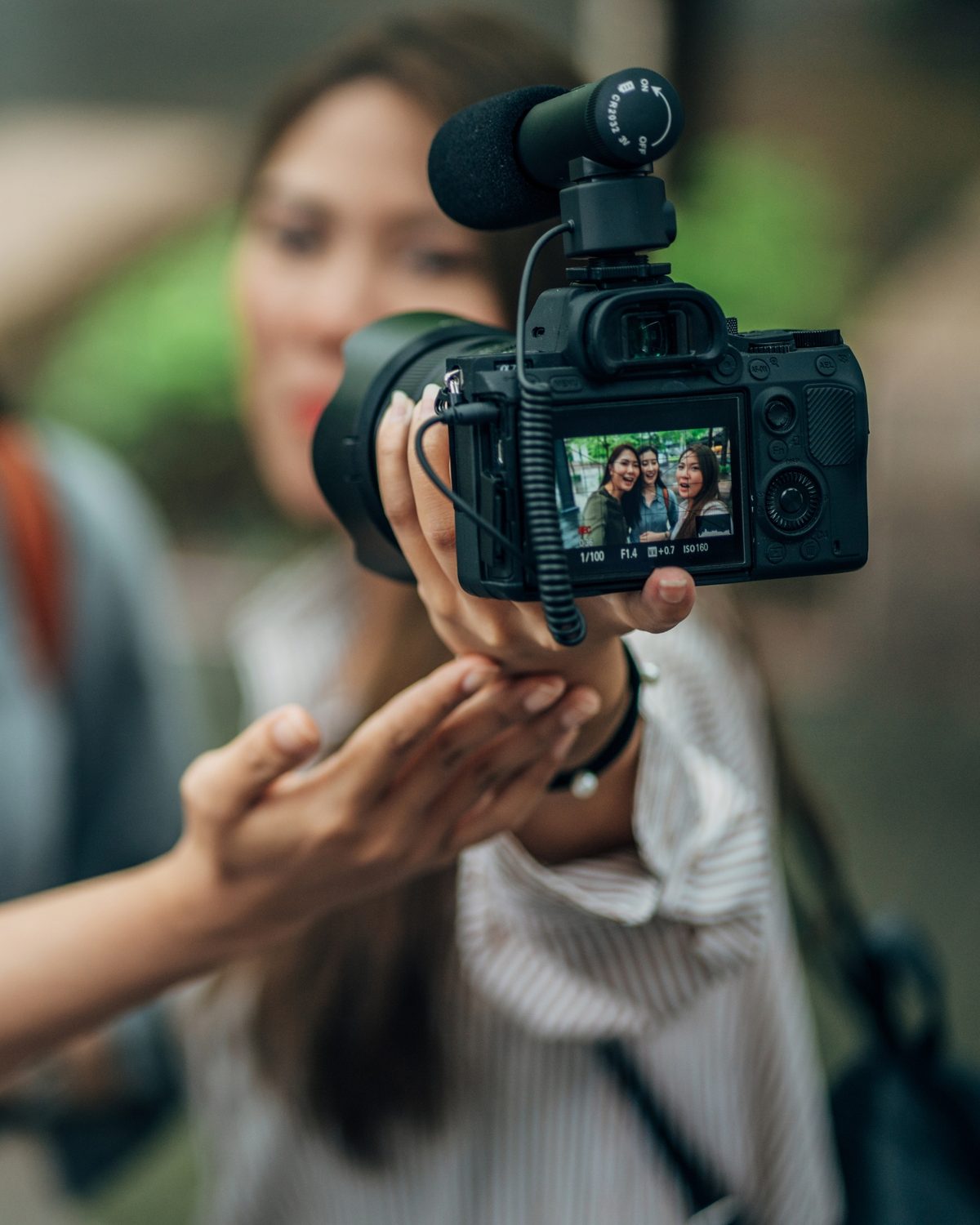 Content-Dreh in Bremen: Kamera mit Mikrofon filmt zwei Frauen im Interview