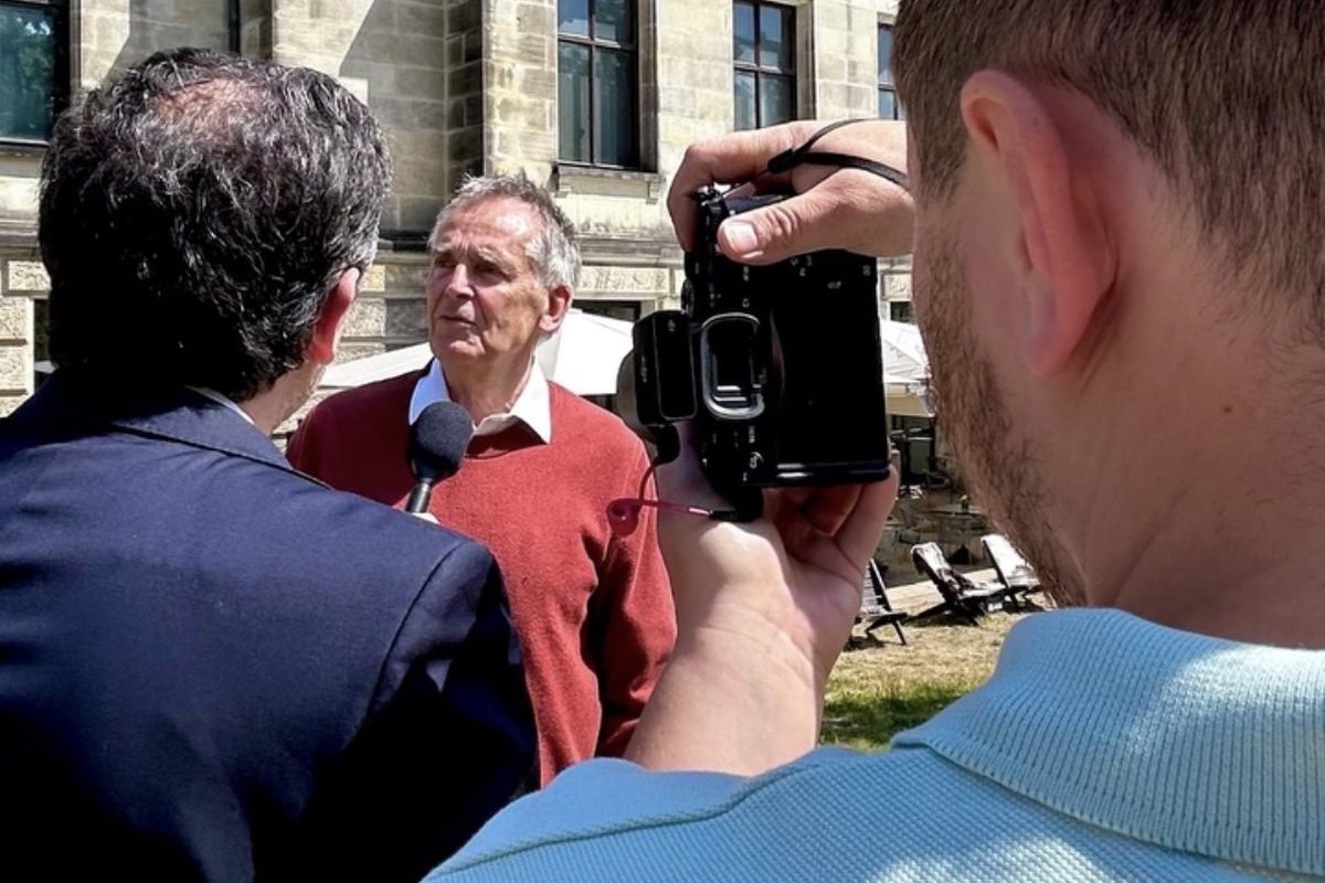 Videointerview im Freien in Bremen: Kameramann filmt einen Geschäftsführer im Anzug