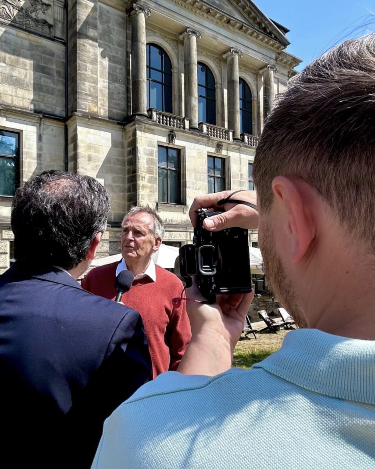Videointerview im Freien in Bremen: Kameramann filmt einen Gesprächspartner vor einem historischen Gebäude