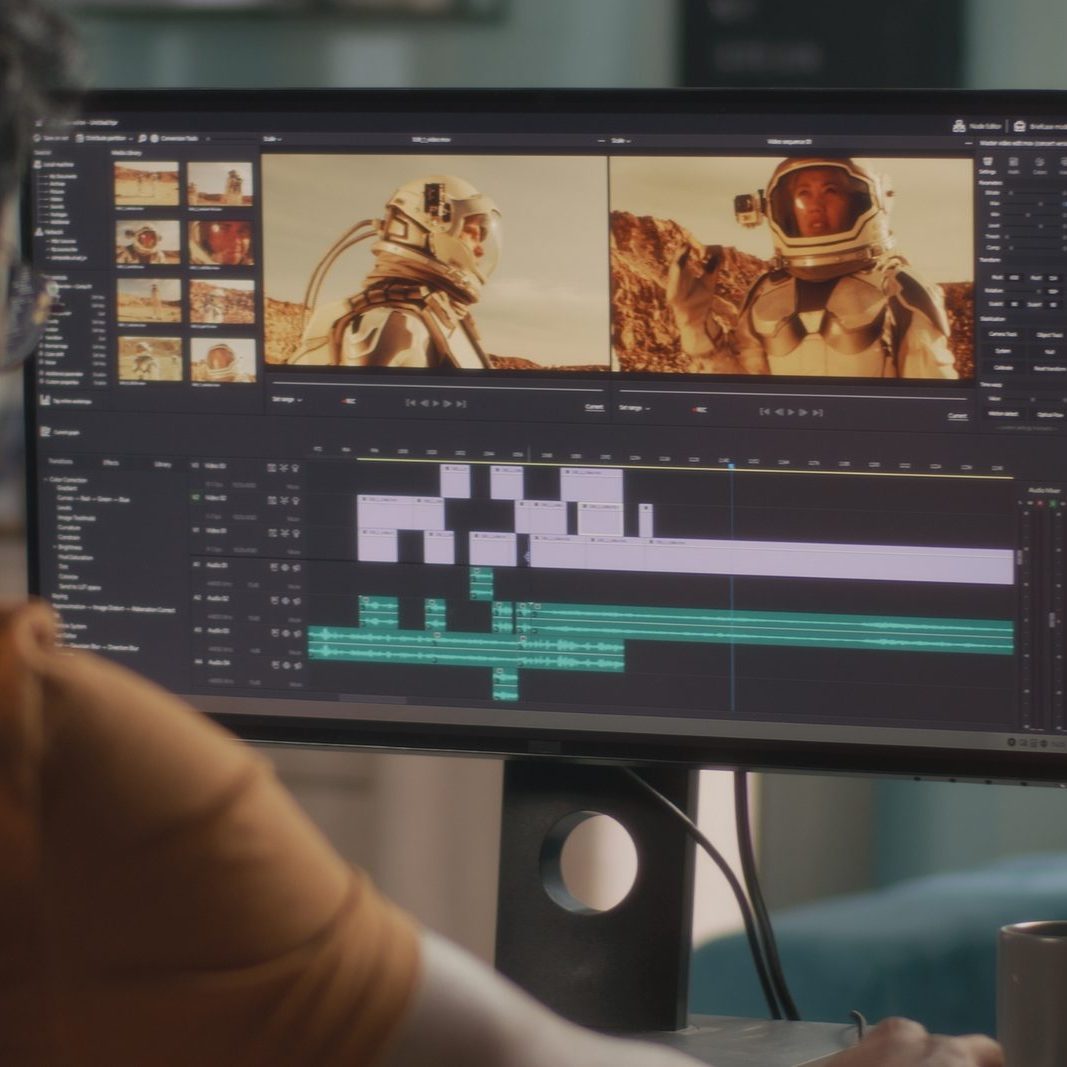 Videoschnitt am Monitor bei Green Media Bremen