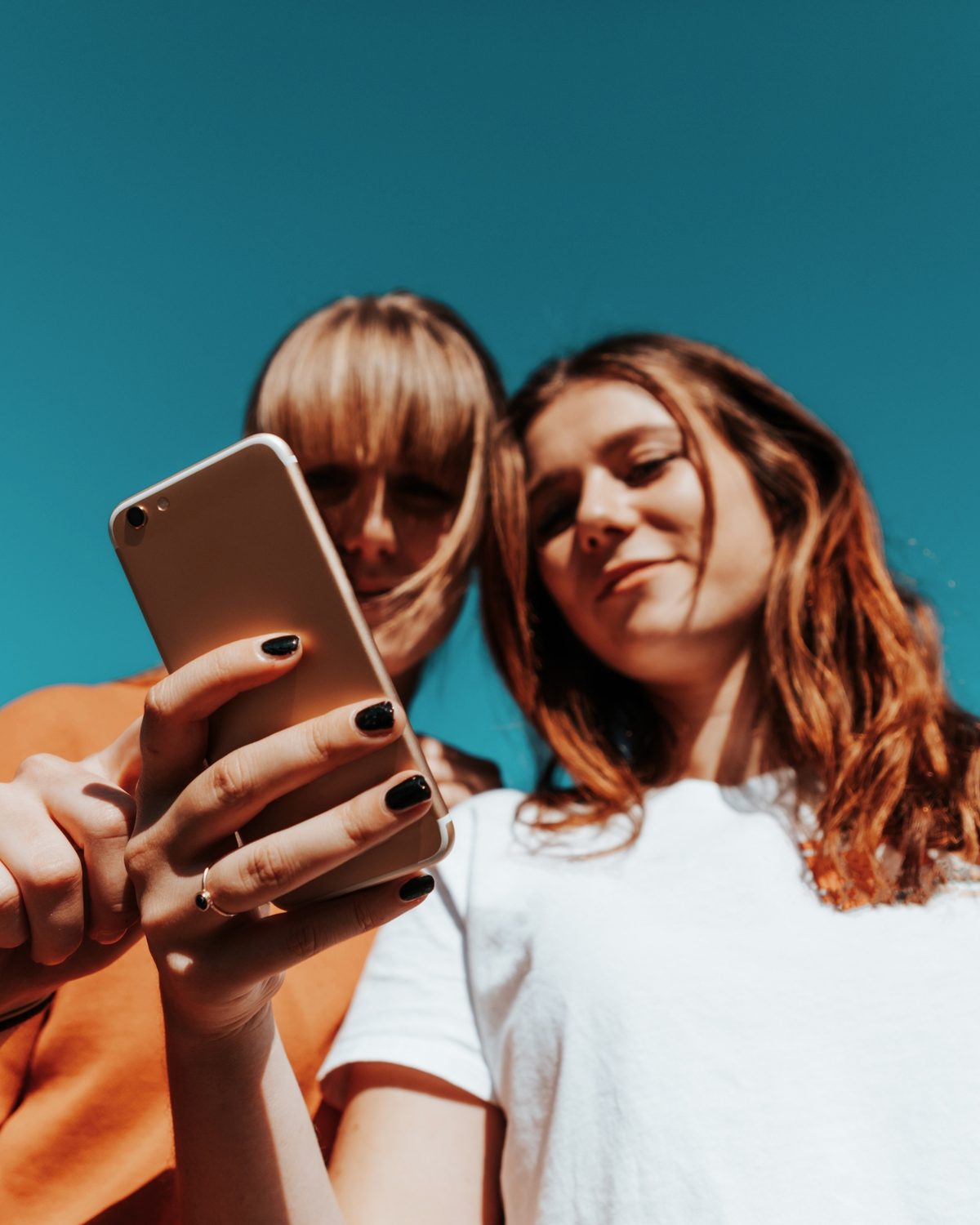Zwei Frauen schauen gemeinsam auf ein Smartphone